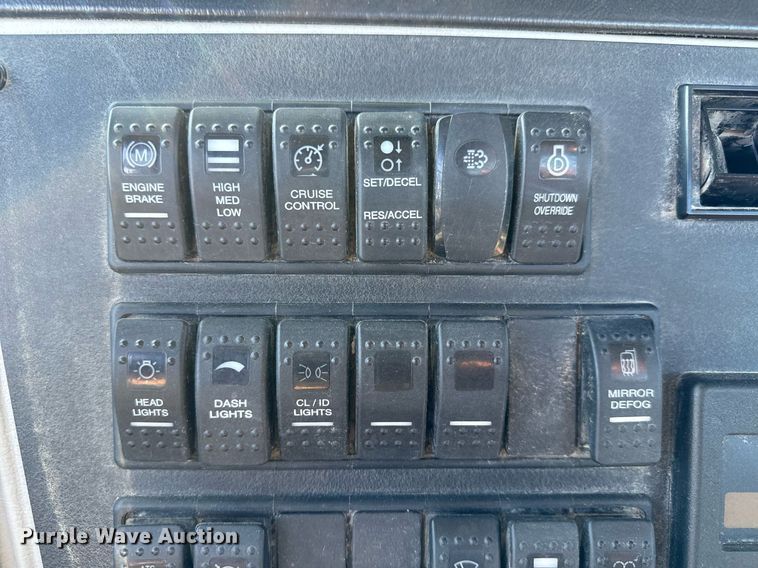 image for item NU9421 2019 Western Star 4700 SB semi truck