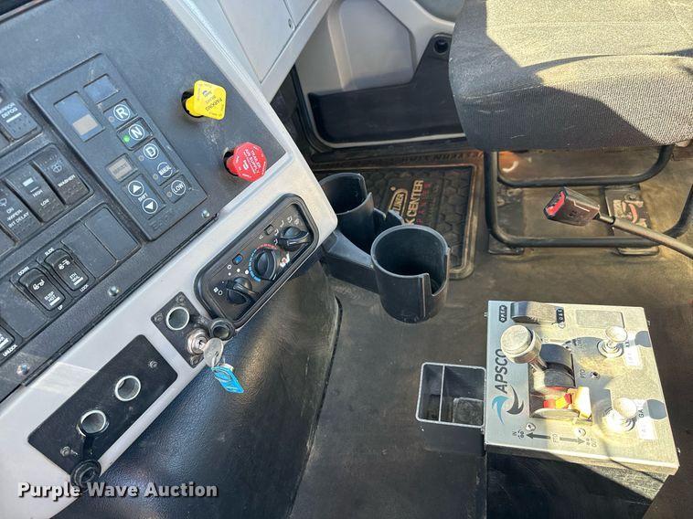 image for item NU9421 2019 Western Star 4700 SB semi truck