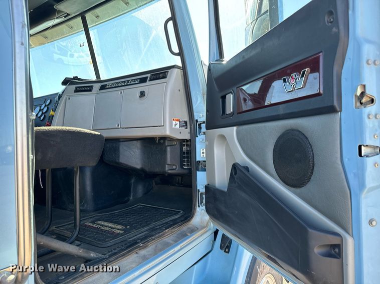 image for item NU9421 2019 Western Star 4700 SB semi truck