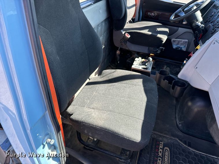 image for item NU9421 2019 Western Star 4700 SB semi truck