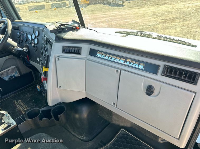 image for item NU9421 2019 Western Star 4700 SB semi truck