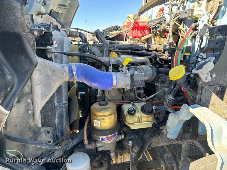 image for item NU9421 2019 Western Star 4700 SB semi truck