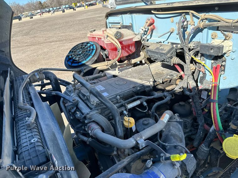 image for item NU9421 2019 Western Star 4700 SB semi truck