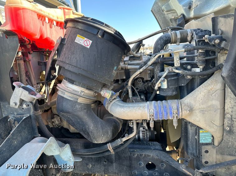 image for item NU9421 2019 Western Star 4700 SB semi truck