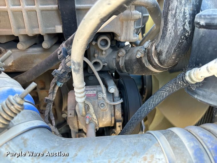 image for item NU9421 2019 Western Star 4700 SB semi truck