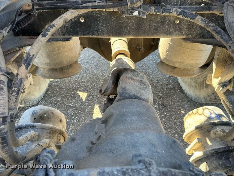 image for item NU9421 2019 Western Star 4700 SB semi truck