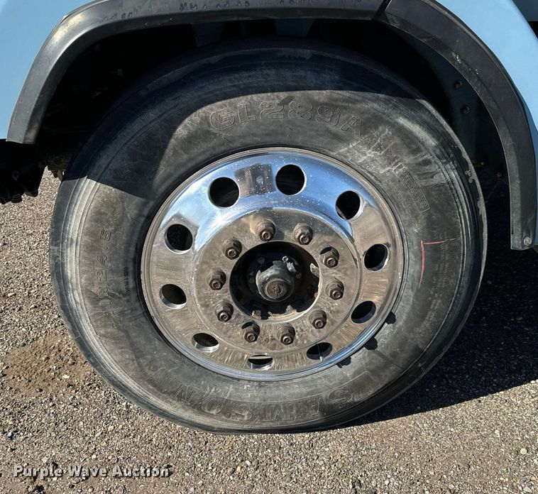 image for item NU9421 2019 Western Star 4700 SB semi truck