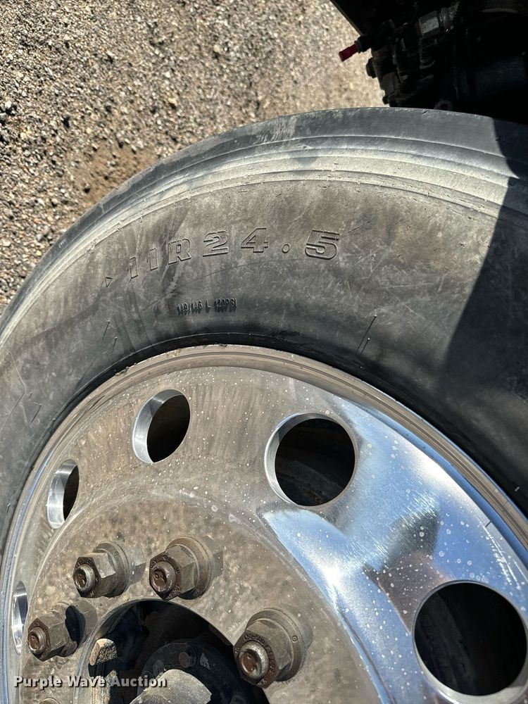 image for item NU9421 2019 Western Star 4700 SB semi truck