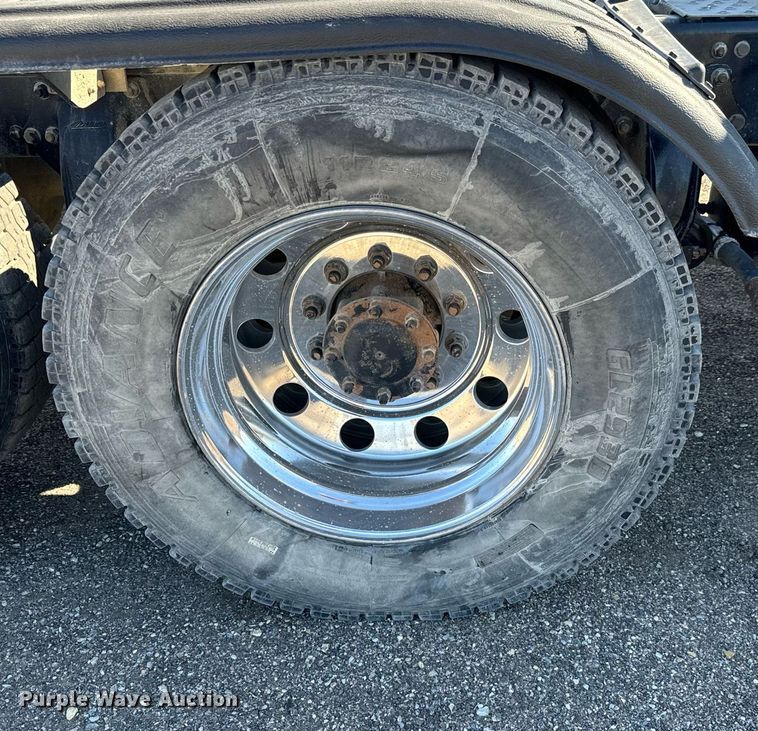 image for item NU9421 2019 Western Star 4700 SB semi truck