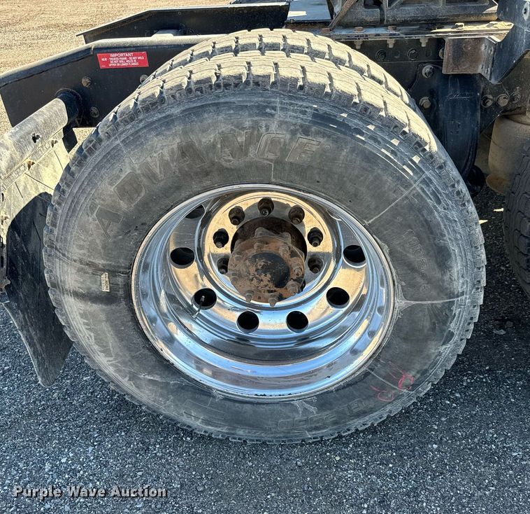 image for item NU9421 2019 Western Star 4700 SB semi truck