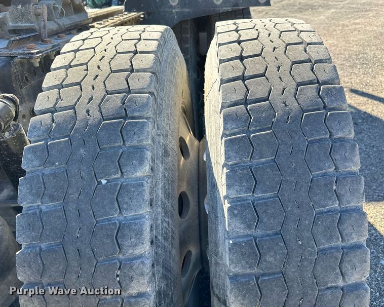 image for item NU9421 2019 Western Star 4700 SB semi truck