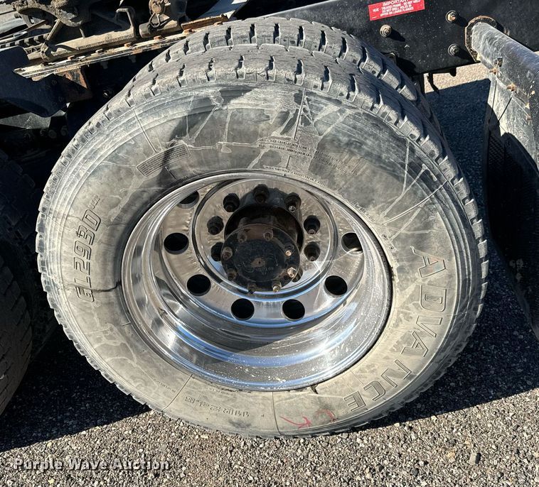 image for item NU9421 2019 Western Star 4700 SB semi truck