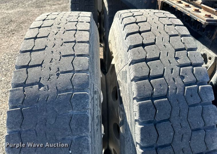 image for item NU9421 2019 Western Star 4700 SB semi truck