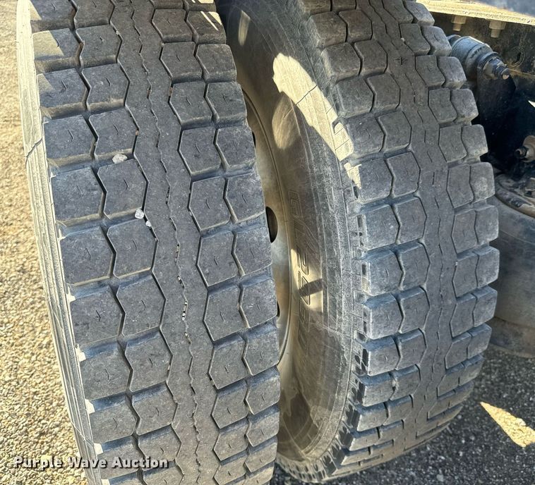 image for item NU9421 2019 Western Star 4700 SB semi truck