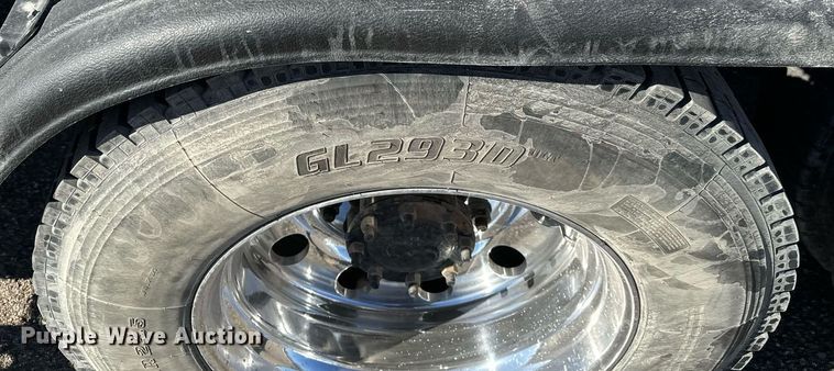 image for item NU9421 2019 Western Star 4700 SB semi truck