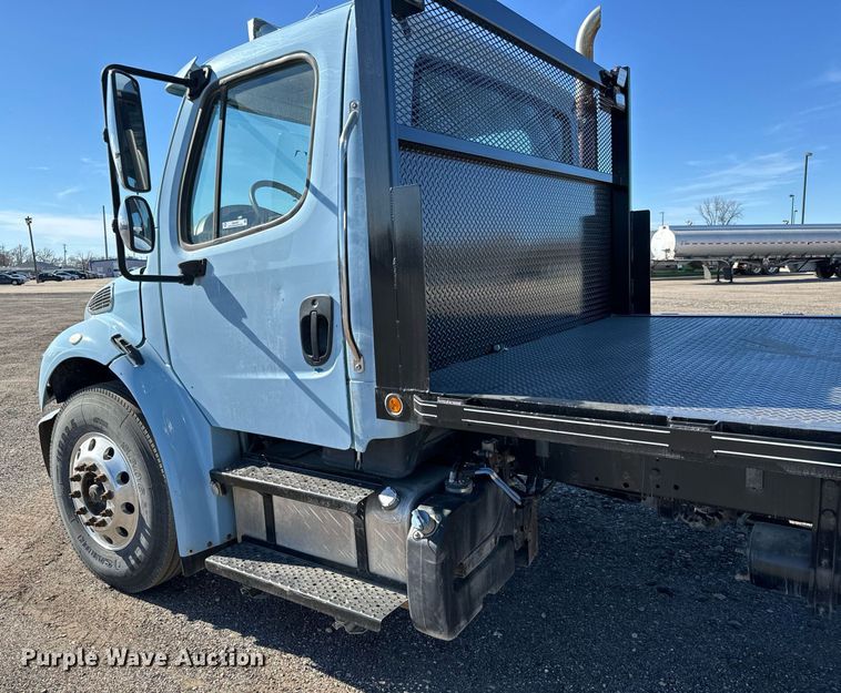 image for item NU9422 2014 Freightliner M106 flatbed truck