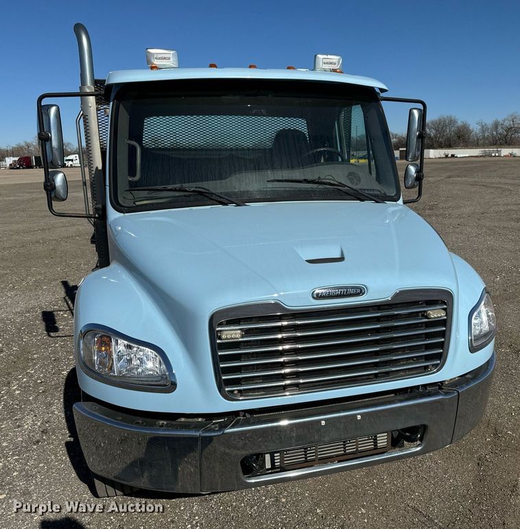 image for item NU9422 2014 Freightliner M106 flatbed truck