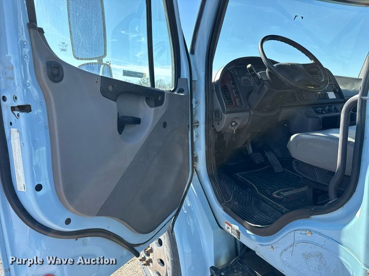 image for item NU9422 2014 Freightliner M106 flatbed truck