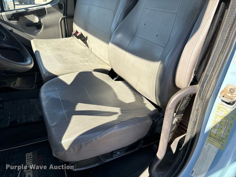 image for item NU9422 2014 Freightliner M106 flatbed truck