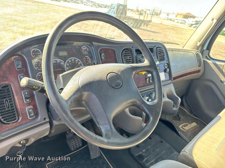 image for item NU9422 2014 Freightliner M106 flatbed truck