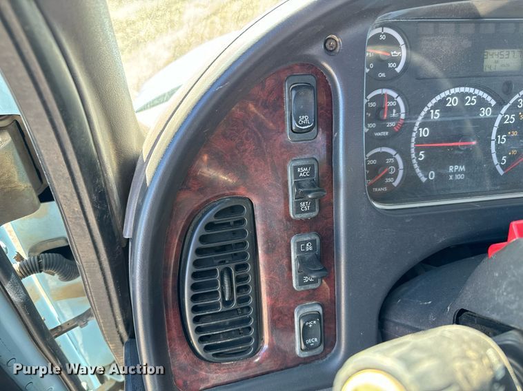 image for item NU9422 2014 Freightliner M106 flatbed truck