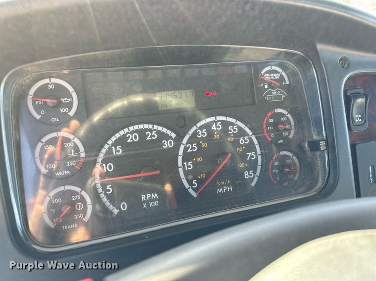 image for item NU9422 2014 Freightliner M106 flatbed truck