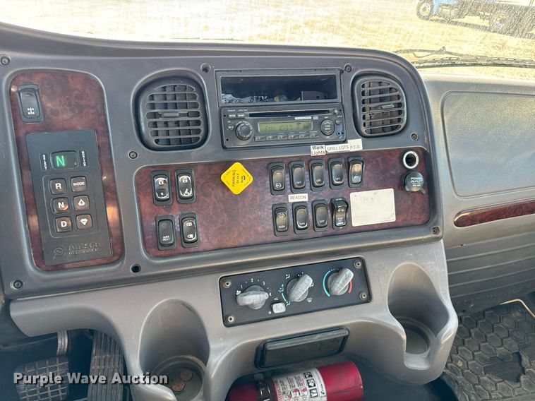 image for item NU9422 2014 Freightliner M106 flatbed truck