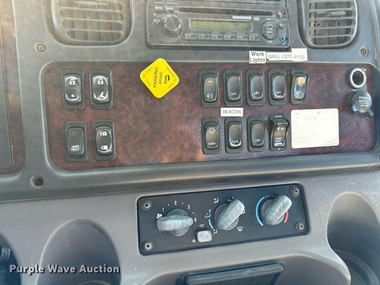 image for item NU9422 2014 Freightliner M106 flatbed truck