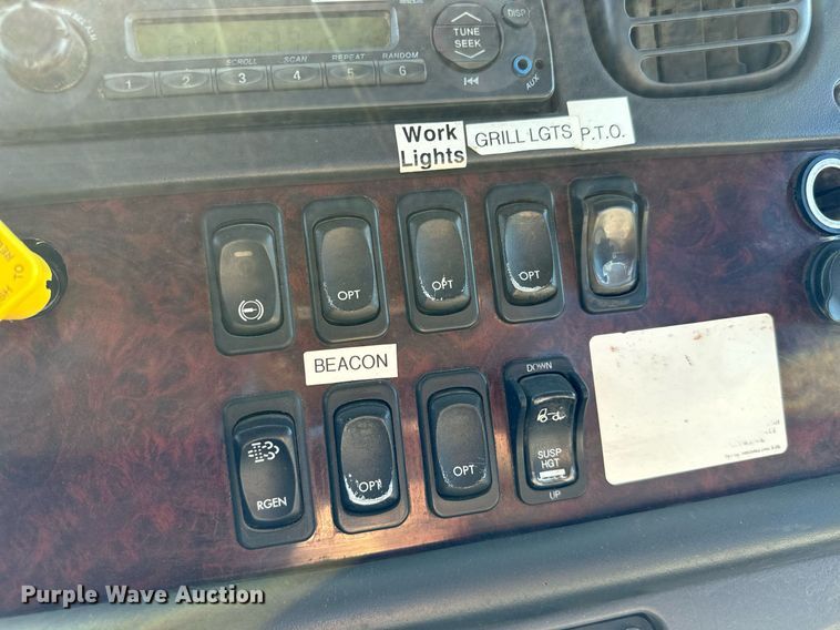 image for item NU9422 2014 Freightliner M106 flatbed truck