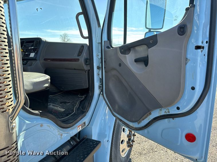 image for item NU9422 2014 Freightliner M106 flatbed truck