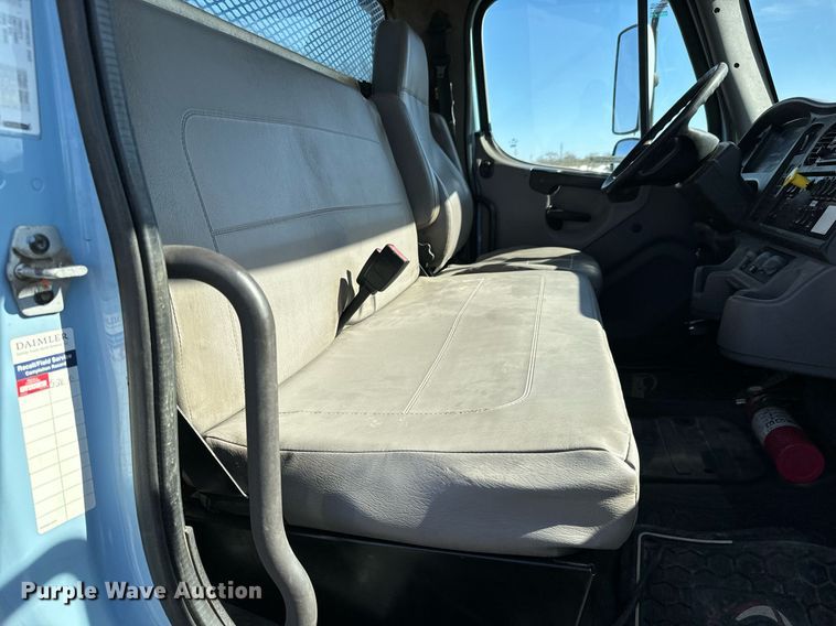 image for item NU9422 2014 Freightliner M106 flatbed truck