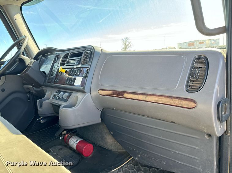 image for item NU9422 2014 Freightliner M106 flatbed truck