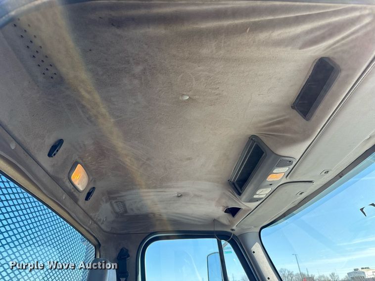 image for item NU9422 2014 Freightliner M106 flatbed truck