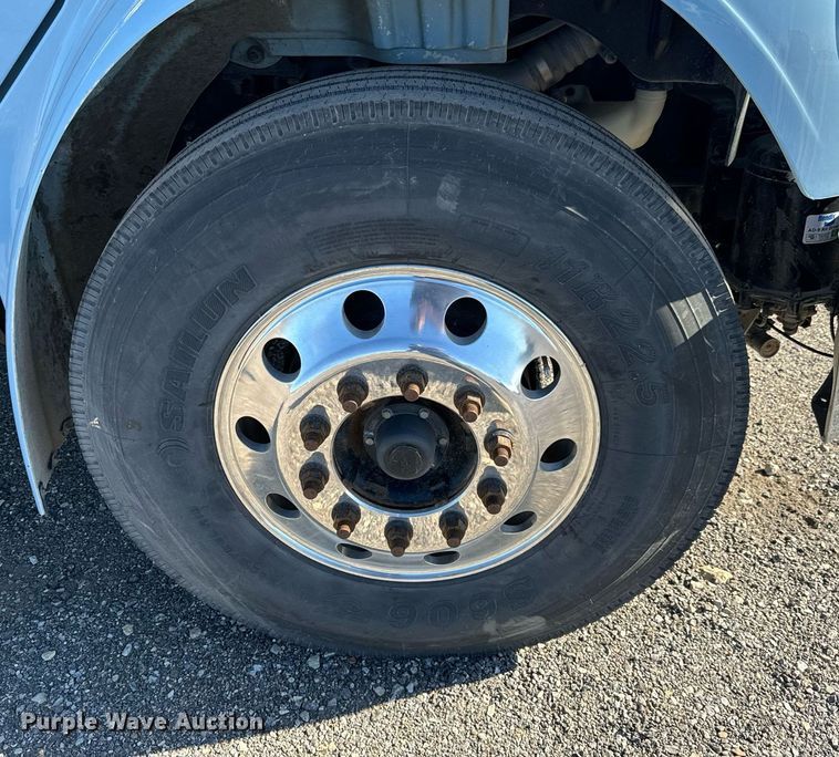 image for item NU9422 2014 Freightliner M106 flatbed truck