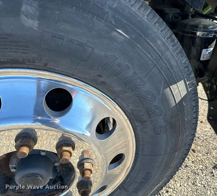 image for item NU9422 2014 Freightliner M106 flatbed truck