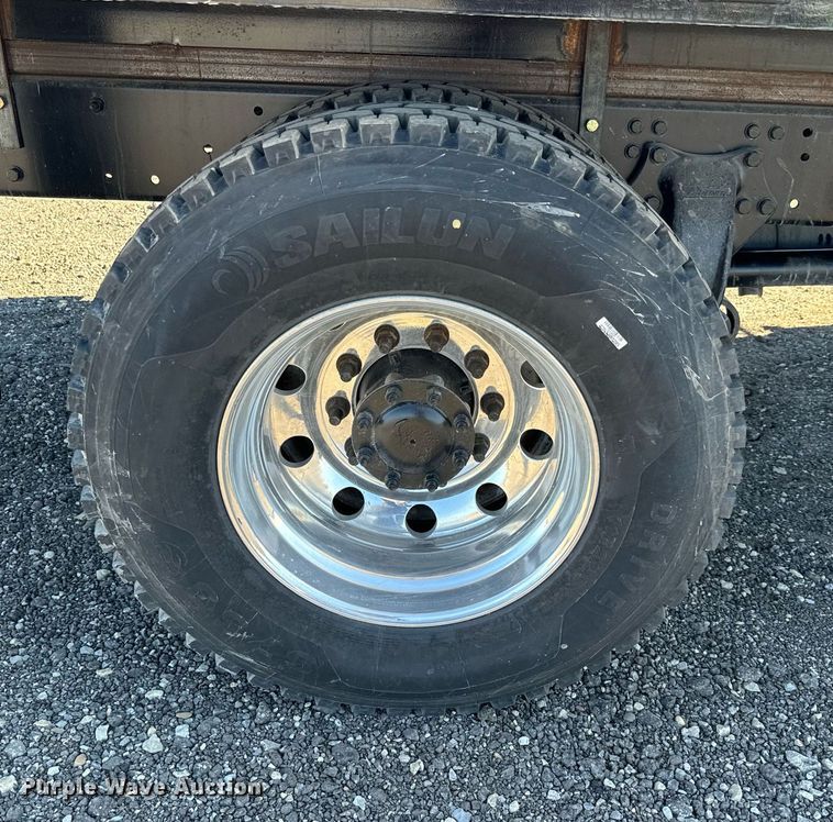 image for item NU9422 2014 Freightliner M106 flatbed truck