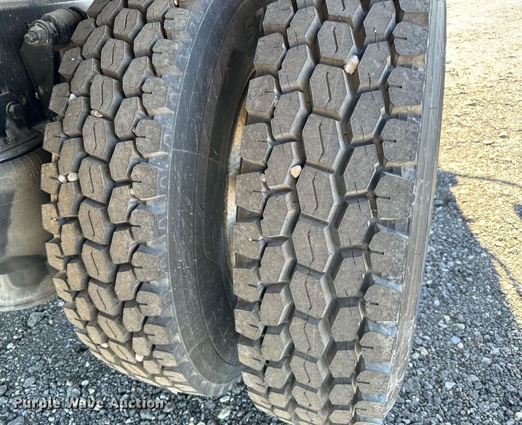 image for item NU9422 2014 Freightliner M106 flatbed truck