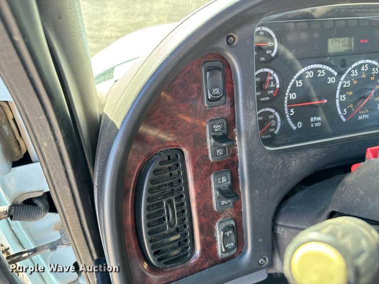 image for item NU9423 2014 Freightliner M106 flatbed truck