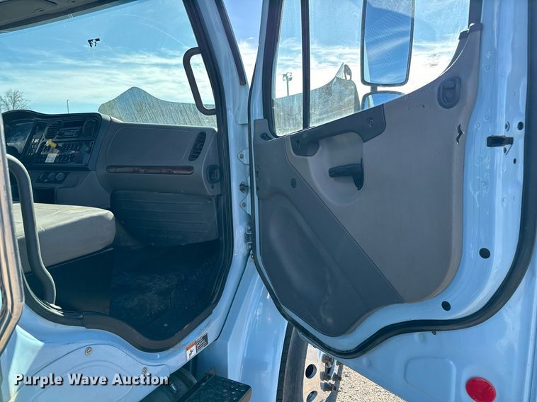 image for item NU9423 2014 Freightliner M106 flatbed truck