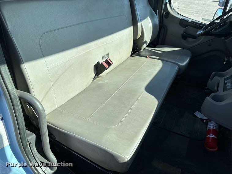 image for item NU9423 2014 Freightliner M106 flatbed truck