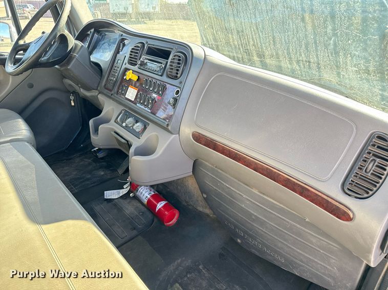 image for item NU9423 2014 Freightliner M106 flatbed truck