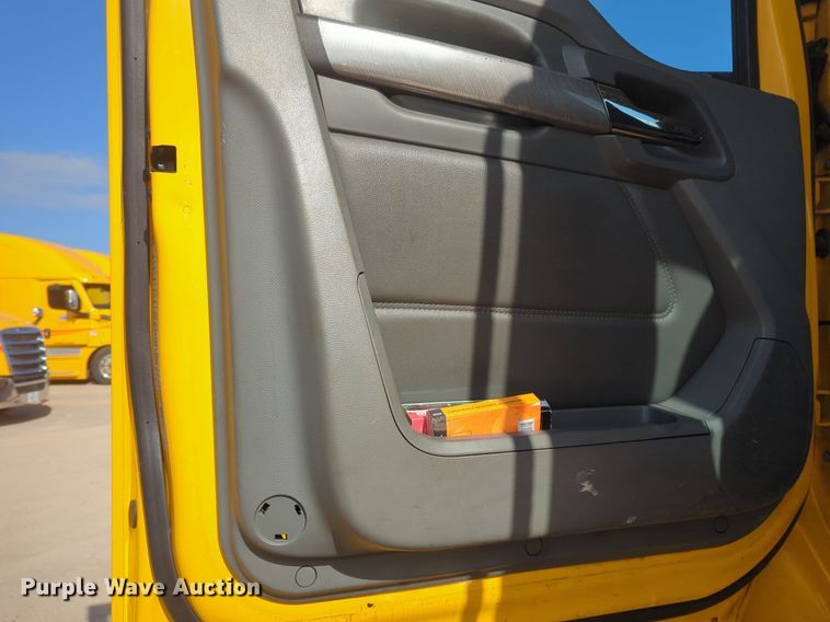 image for item NZ9271 2019 Kenworth T680 semi truck