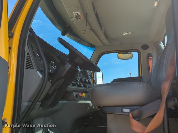 image for item NZ9271 2019 Kenworth T680 semi truck