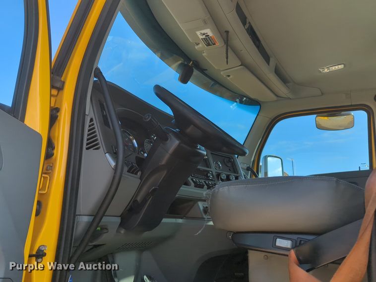 image for item NZ9271 2019 Kenworth T680 semi truck