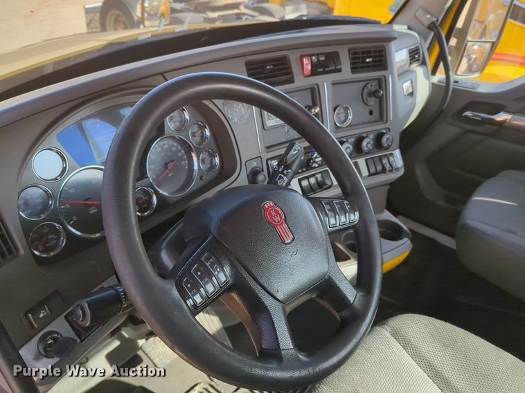 image for item NZ9271 2019 Kenworth T680 semi truck