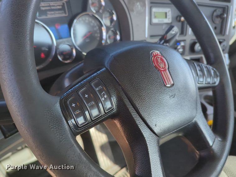 image for item NZ9271 2019 Kenworth T680 semi truck