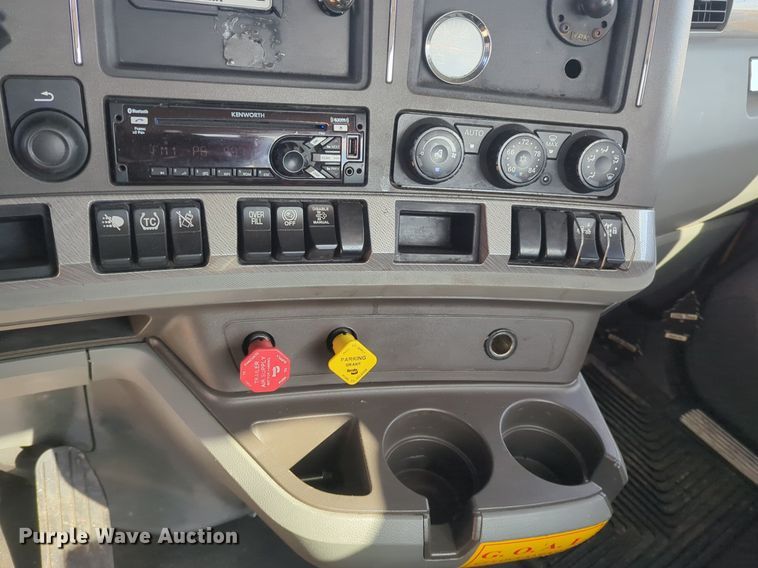 image for item NZ9271 2019 Kenworth T680 semi truck