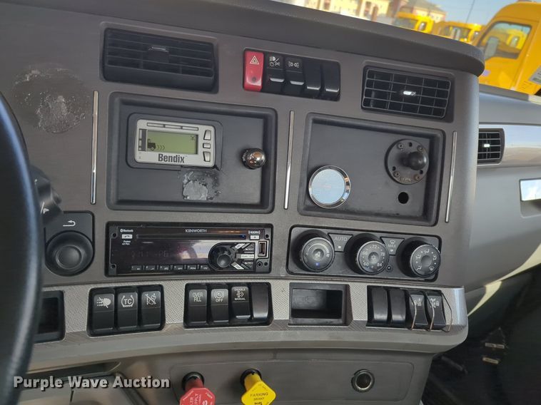 image for item NZ9271 2019 Kenworth T680 semi truck