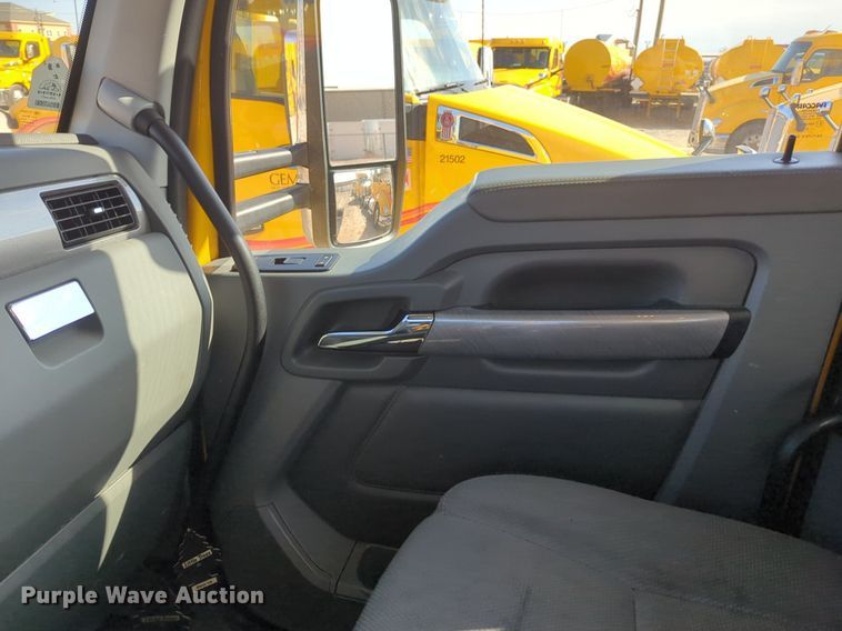 image for item NZ9271 2019 Kenworth T680 semi truck