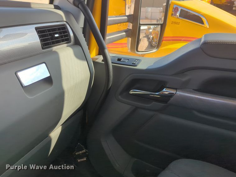 image for item NZ9271 2019 Kenworth T680 semi truck